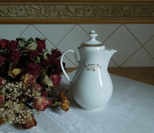 Značená porcelánová konvice