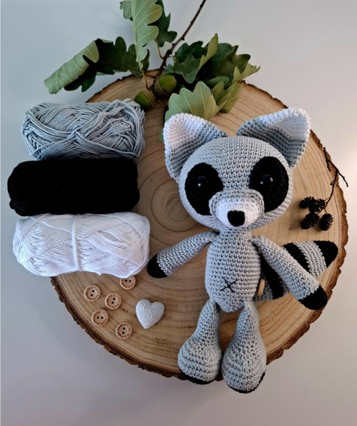 Háčkovaný mýval/ racoon šedý