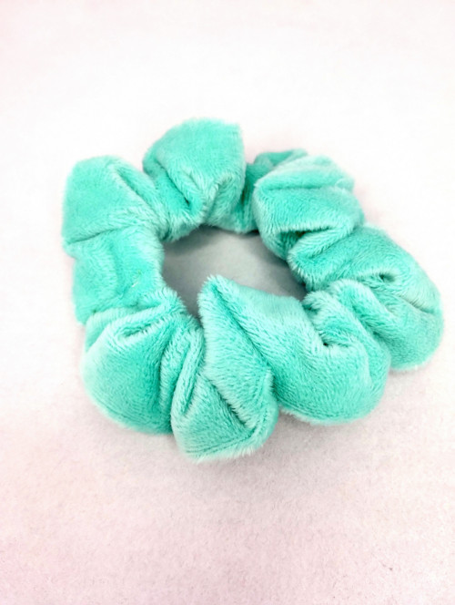 Scrunchie akvamarínová – plyšová gumička do vlasů