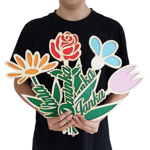 Dřevěný květ se jménem výška 40cm