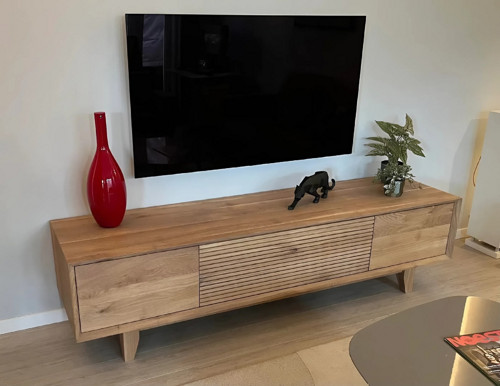 Dubová skrinka pod TV s lamelovým stredom