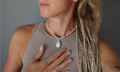 Macramé náhrdelník Cowrie & Amazonit — foto 1