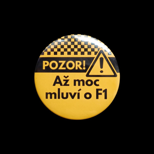 Placka Pozor! Až moc mluví o f1