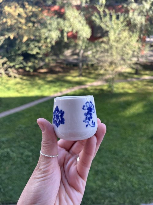 Porcelánový kalíšek MODRÁ KYTIČKA