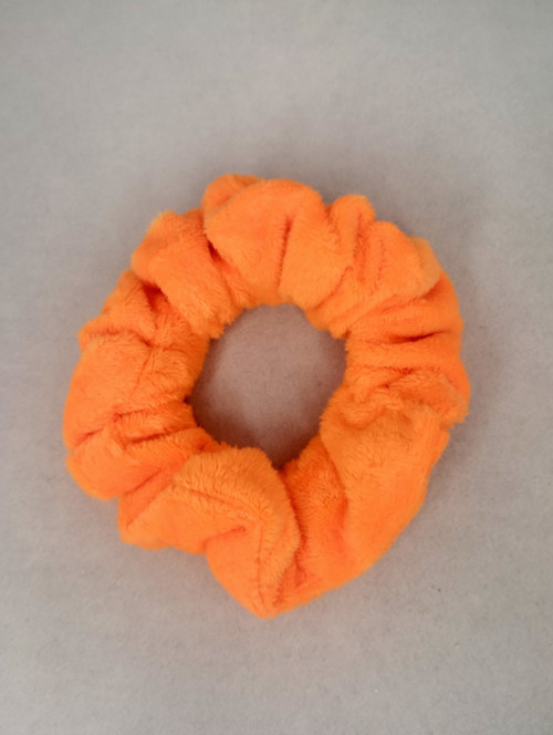 Plyšová scrunchie – hebká modrá gumička do vlasů