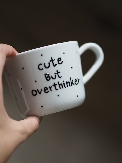 Ručně malovaný hrníček CUTE BUT OVERTHINKER — foto 1