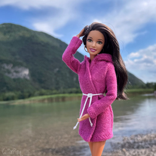 Froté župánek pro Barbie - purpurový s kapucí