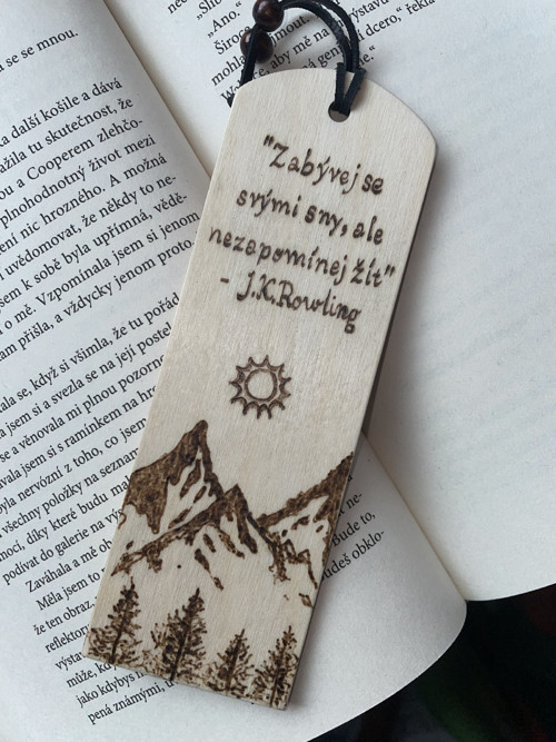 Dřevěná záložka s horami a citátem J. K. Rowling