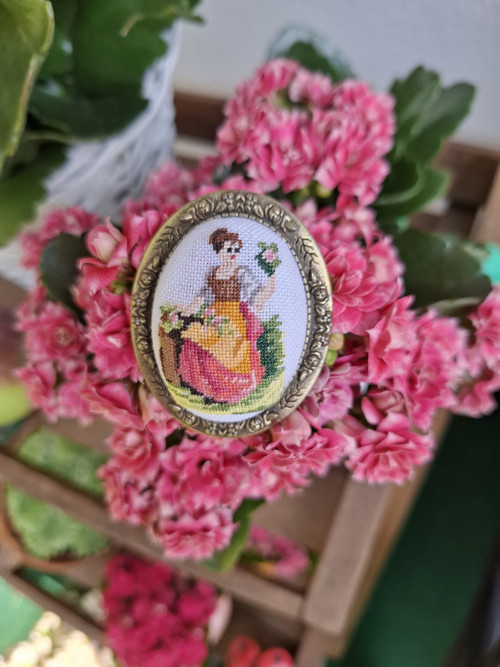 Brož ručně vyšívaná Petit point - Dívka s růží