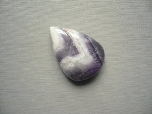 Kabošon - ametyst chevron 27 mm, č.17f