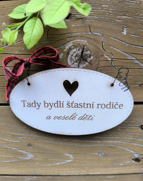 Cedulka Tady bydlí šťastní - bílá 13 cm