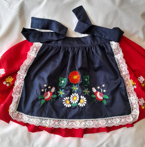 Zástěrka, zástěra ke kroji. Folklor. — foto 1
