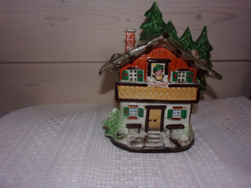 Porcelánový domeček -lampička.