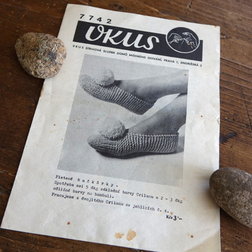 VKUS 7742 ... Pletené bačkůrky s bambulí — foto 1