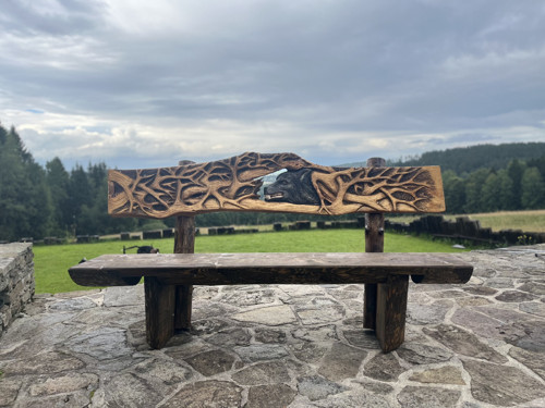 Ručně vyřezávaná lavička s motivem vlka — foto 1