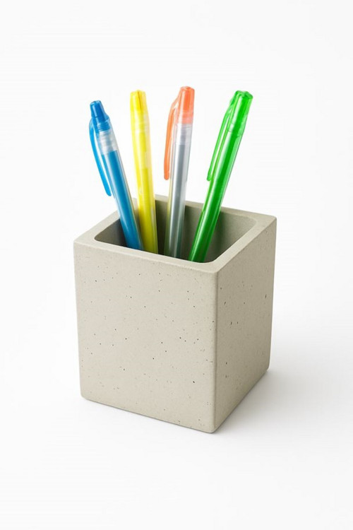 Minimalistický betonový stojánek na tužky
