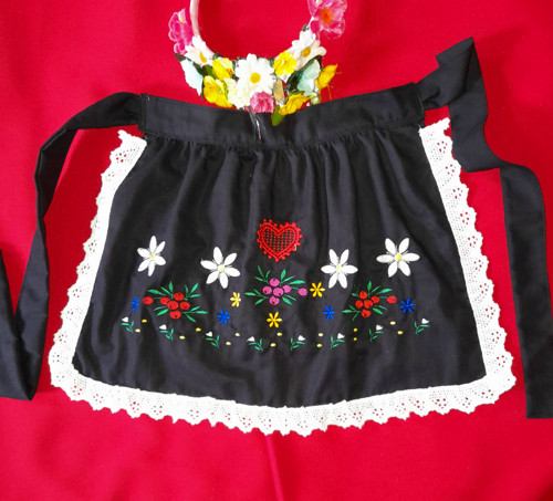 Černá zástěrka, zástěra folklor. Kroj. — foto 1