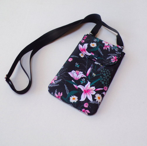 Kabelka na mobil crossbody - lilie na černé