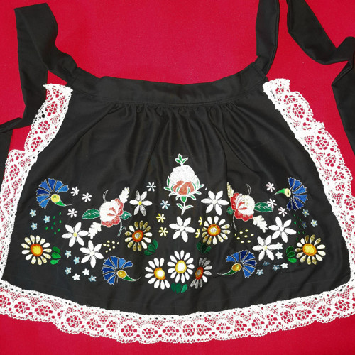 Černá zástěrka, zástěra ke kroji. — foto 1