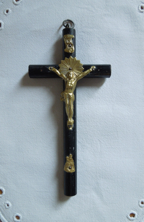 Starý dřevěný kříž s mosazným Ježíšem