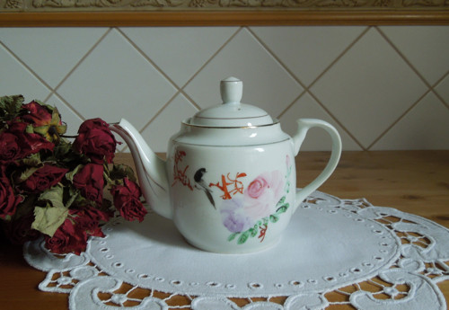 Porcelánová čajová konvice