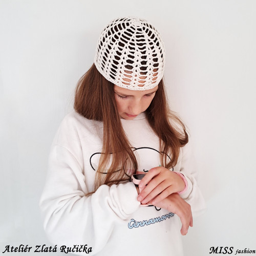 SUZIE - háčkovaná čepice bílá