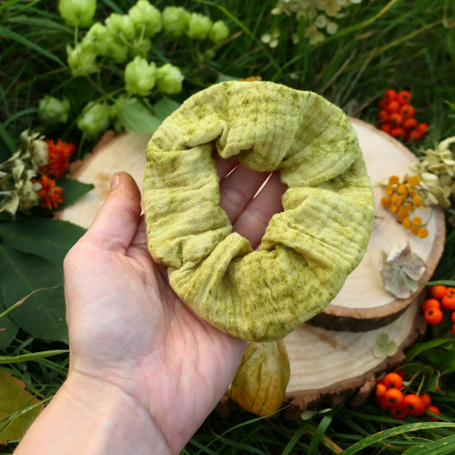 Gumička scrunchie, přírodně barvená