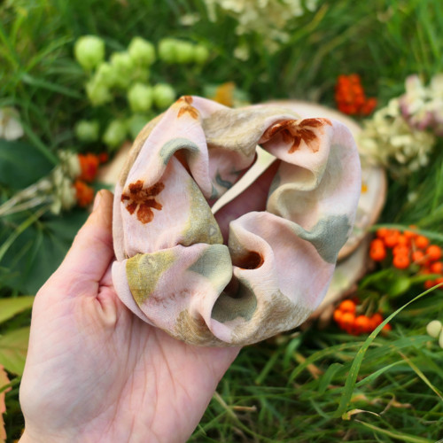Gumička scrunchie, přírodně barvená — foto 1