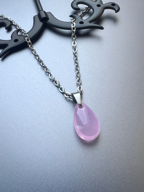 Řetízek s růžovou matnou slzičkou - S.Steel