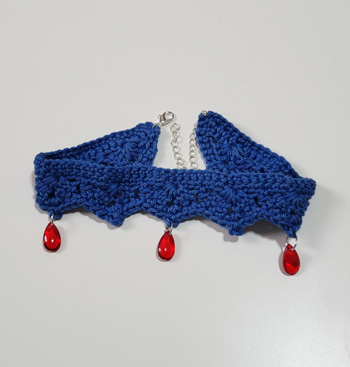 Háčkovaný choker "Larmes Rouges"
