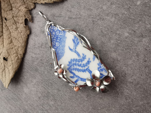 Porcelánový přívěsek wabi-sabi