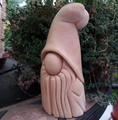 Dřevěný ručně vyřezávaný skřítek.