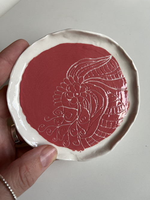Porcelánový dekorativní talířek -ryté kytky