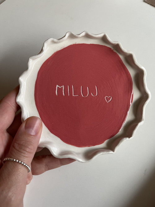 Porcelánový dekorativní talířek - MILUJ