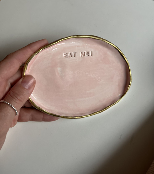 Porcelánový dekorativní talířek - eat me růžový