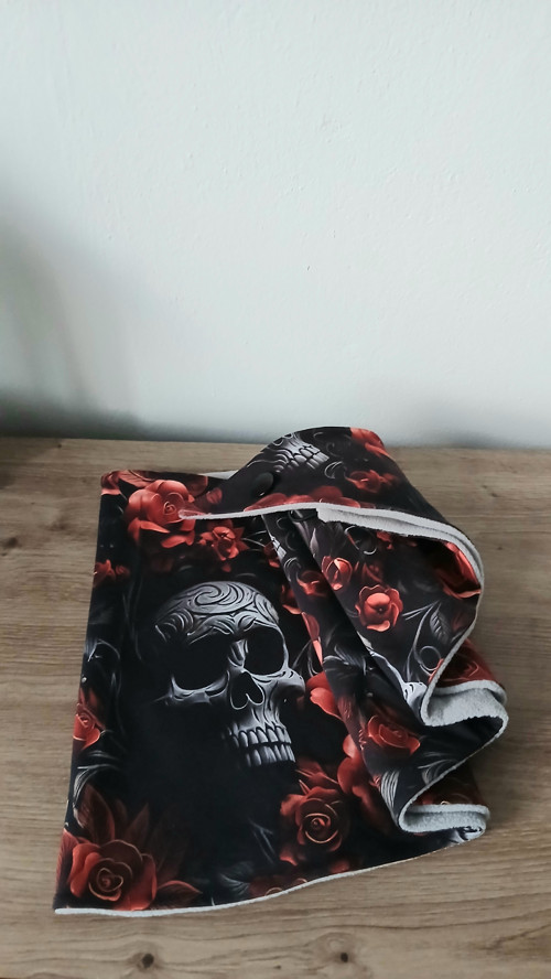 Nákrčník pro rockerky a motorkářky Lebky a růže