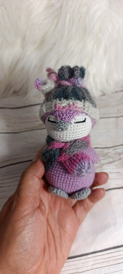 Háčkovaný tučňák miminko levandulový 10cm