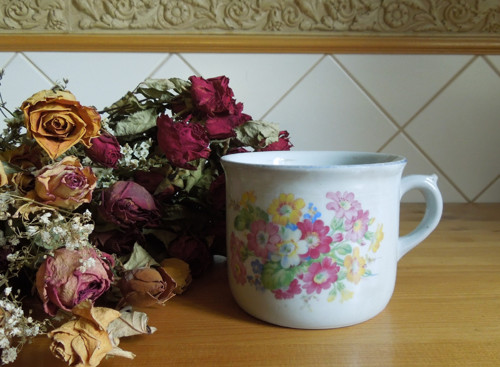 Velmi starý porcelánový hrnek s kytičkami