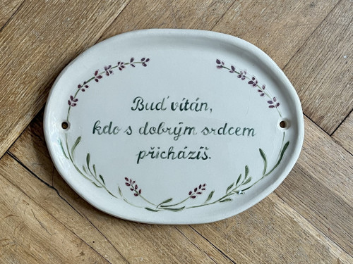 Domovní cedulka Buď vítán
