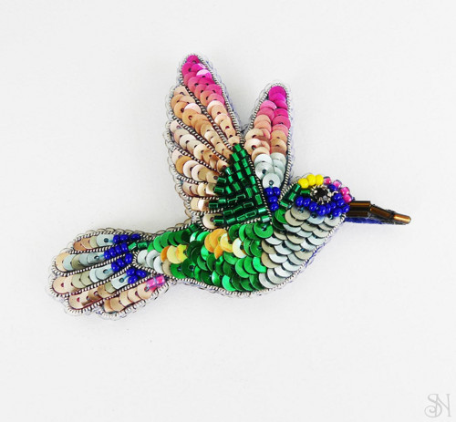 Handmade šitá korálková brošňa kolibrík