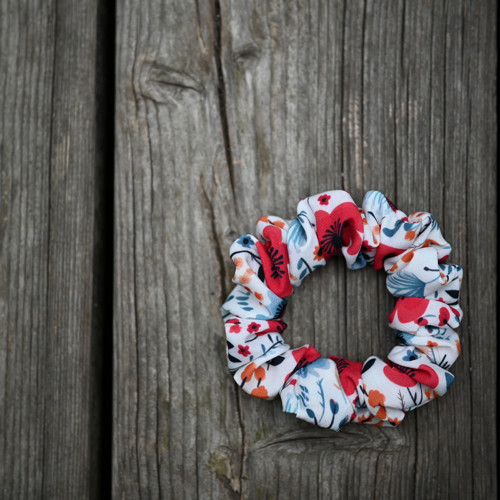 Scrunchie Červené květy - širší