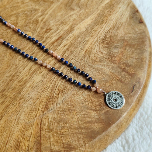 Japa mala z minerálů a symbol zvěrokruhu