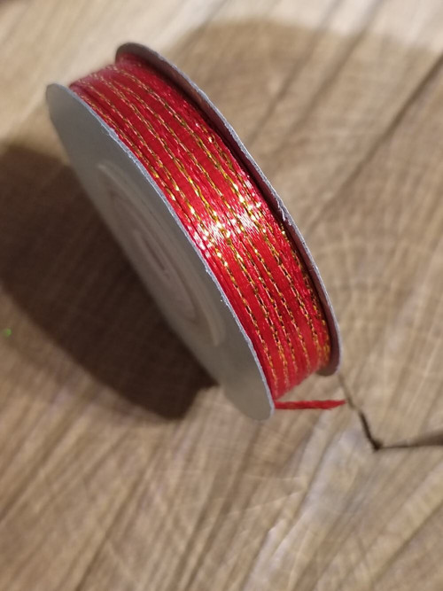 Atlasová stuha oboulící s lurexem šíře 3 mm červen