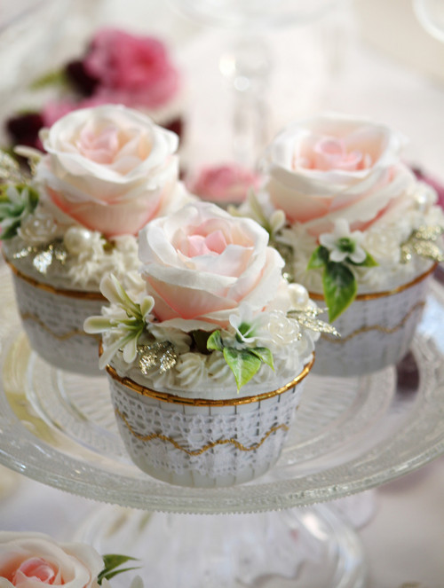 Faux cupcake se šlehačkou a růžičkou