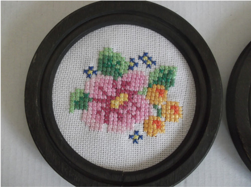 Set : Dva vyšívané kulaté obrázky. 11 cm