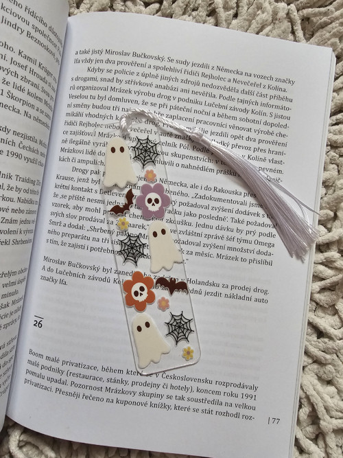 Akrylová záložka duch s pavučinou