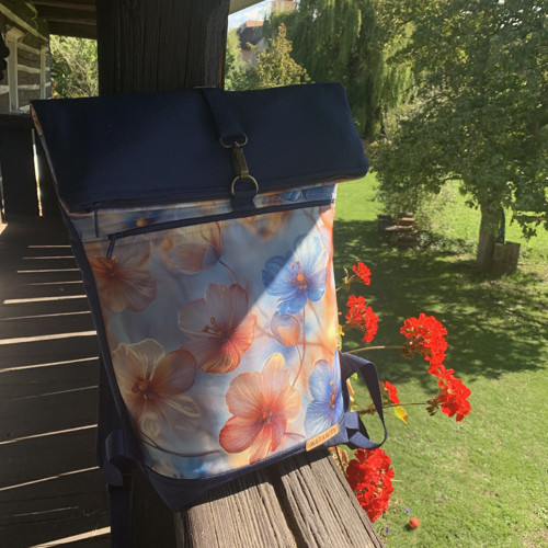 Jasné květy + přední kapsa na zip — foto 1
