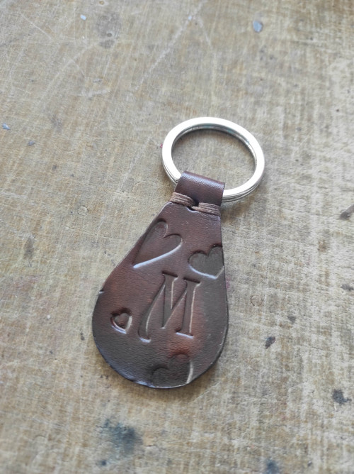 Klíčenka písmeno a srdce (kůže)