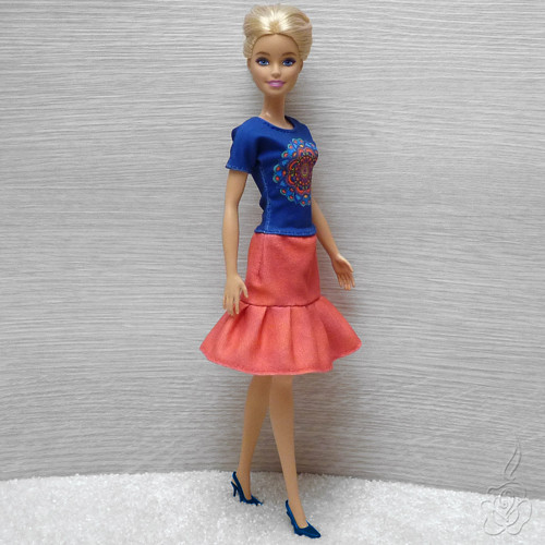 Barevné šatičky pro Barbie