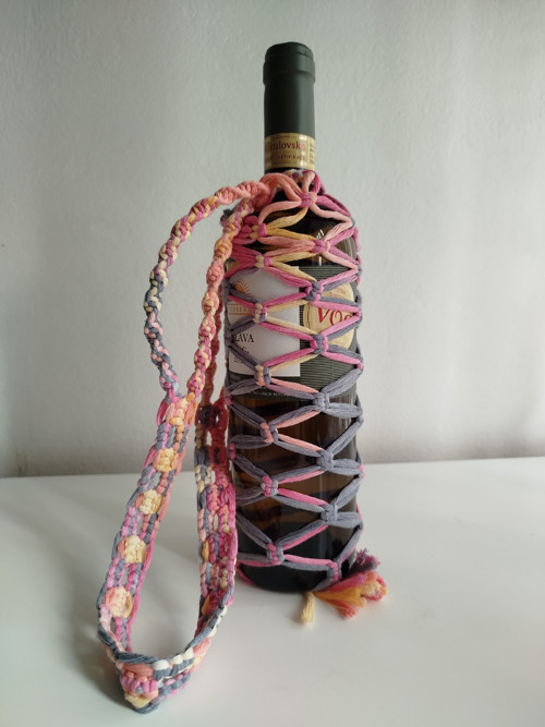 Drhaná taška na lahev macramé vícebarevná